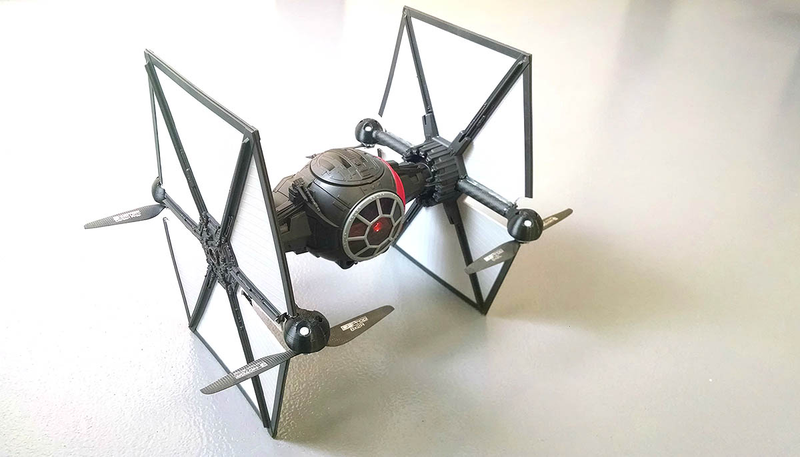 Illustration for article titled Cómo convertir un caza TIE Fighter de juguete en el mejor dron de star Wars
